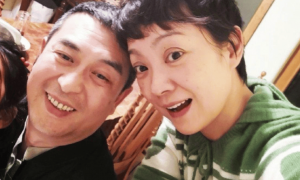 56岁张嘉译别墅庆生，染完黑发年轻十岁，沉稳气质越老越迷人！
