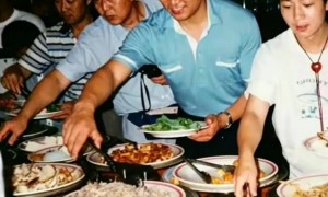 看了40年前迟重瑞吃自助餐的照片，才懂为啥陈丽华对他一眼沦陷