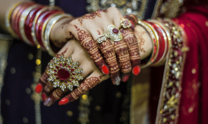 印度一75岁男子和小40岁女友结婚，次日突然离世