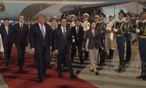 特朗普走出机舱，现场画面