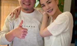 王菲与录音师吴澎的合照曝光 56岁仍皮肤紧致发量浓密