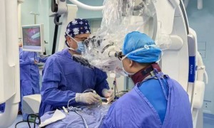 女子腰腿痛2年近乎瘫痪，从脊柱取出上千条寄生虫，“像在一锅汤里捞面条”