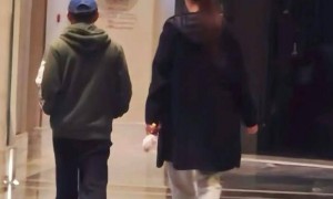王宝强和女友开大G现身青岛，冯清本人又高又瘦，两人身高差吸睛