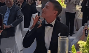 张学友穿西装现身干儿子婚礼 满脸笑容心情超好