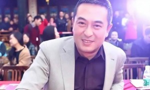 56岁张嘉益近况曝光！与杜珺离婚后娶王海燕，如今婚姻幸福成人生赢家