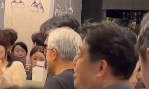 黄仁勋与家人台湾省聚餐！爸爸与哥哥都秃顶，因祖籍问题网友破防