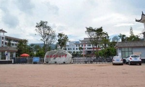 官方通报中学教师坠楼事件：当事人目前已脱离生命危险，正在医院住院康复
