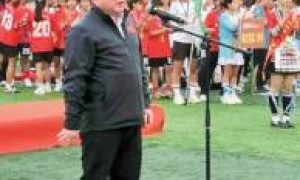 县委书记闭幕发言仅6秒 只为让孩子们早点休息