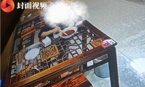 苏州一男子吃完面加6勺辣椒酱被店主不打码曝光，店主回应