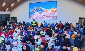 大量游客滞留云南玉龙雪山山顶数小时，有人出现呕吐失温症状，穿得少的游客用垃圾袋保暖，景区：给予游客索道退票处理