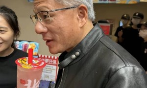 黄仁勋在北京逛街喝8元的蜜雪冰城，吃38元炸酱面，店员：面是我们请他品尝的，他说挺好吃