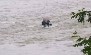 张家界两男子在河道中央钓鱼遇涨水被淹遇难，目击者：水刚来时，他们原本有机会逃生