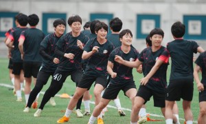 朝鲜女足暴雨中战胜韩国晋级亚冠决赛，7087张票12小时卖光，双方球员住同家酒店
