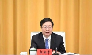 胡衡华，辞去重庆市长职务