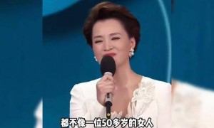 52岁董卿最新近况曝光，到北京探望朋友，私底下状态真实又漂亮
