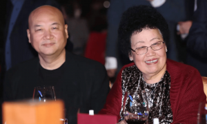 “迟重瑞与陈丽华年轻时合影”系误传，照片当事人回应